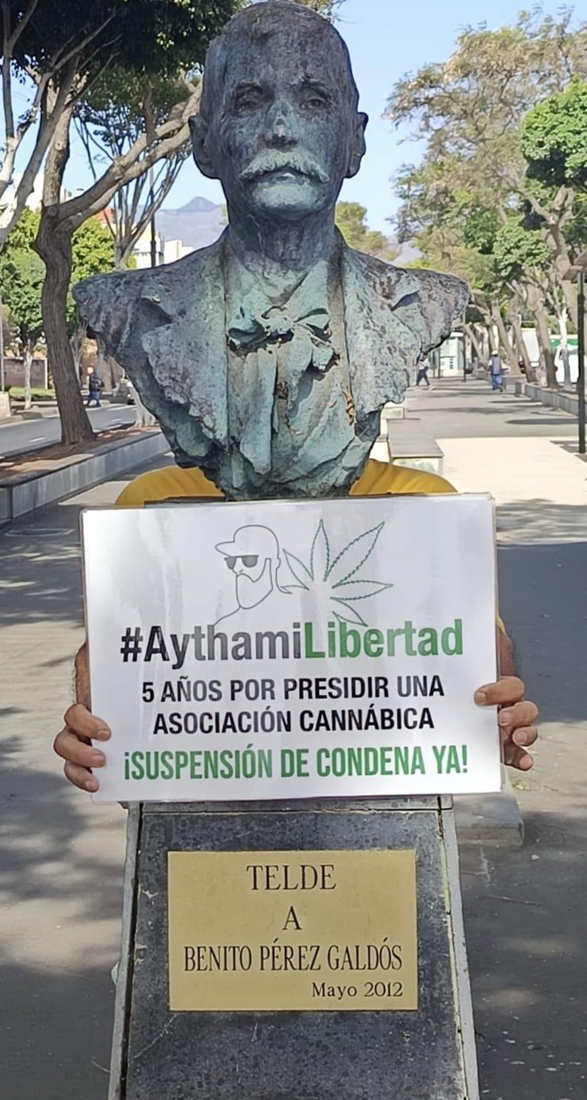 Cartel de las protestas frente a una estatua de Telde.