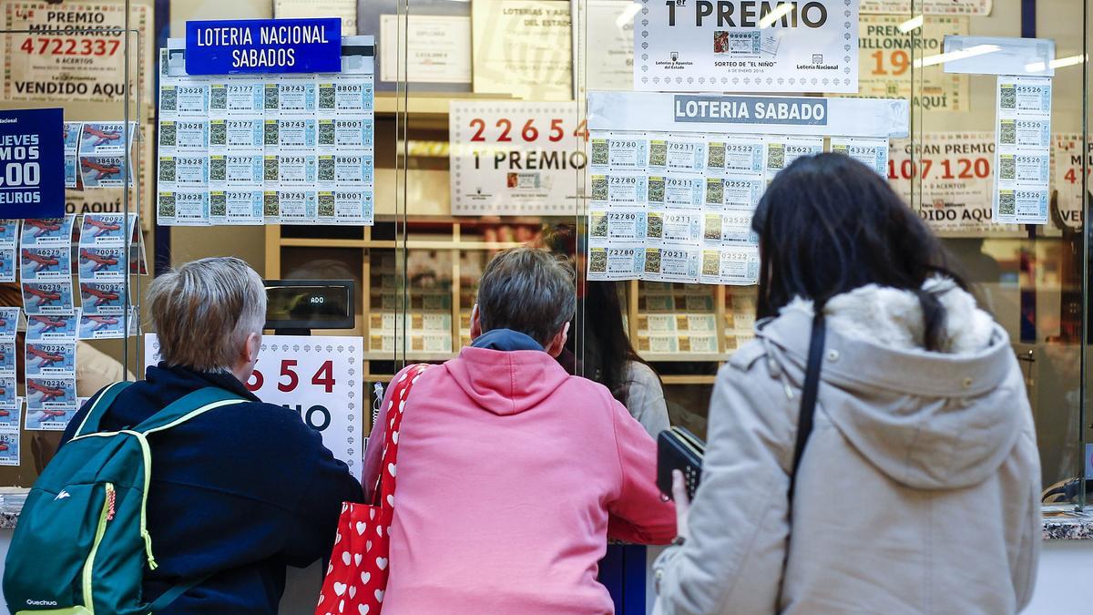 Administración de lotería en A Coruña con el primer premio del Sorteo del Niño.