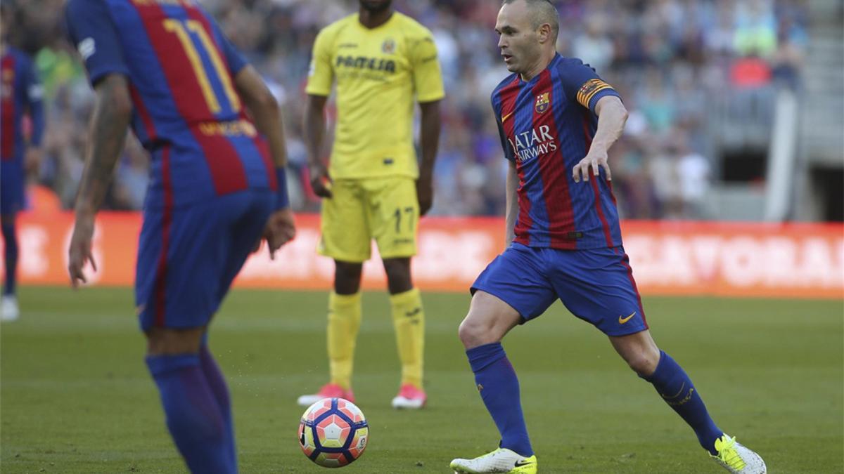 Iniesta en acción en el Barça-Villarreal de la Liga Santander 2016/17