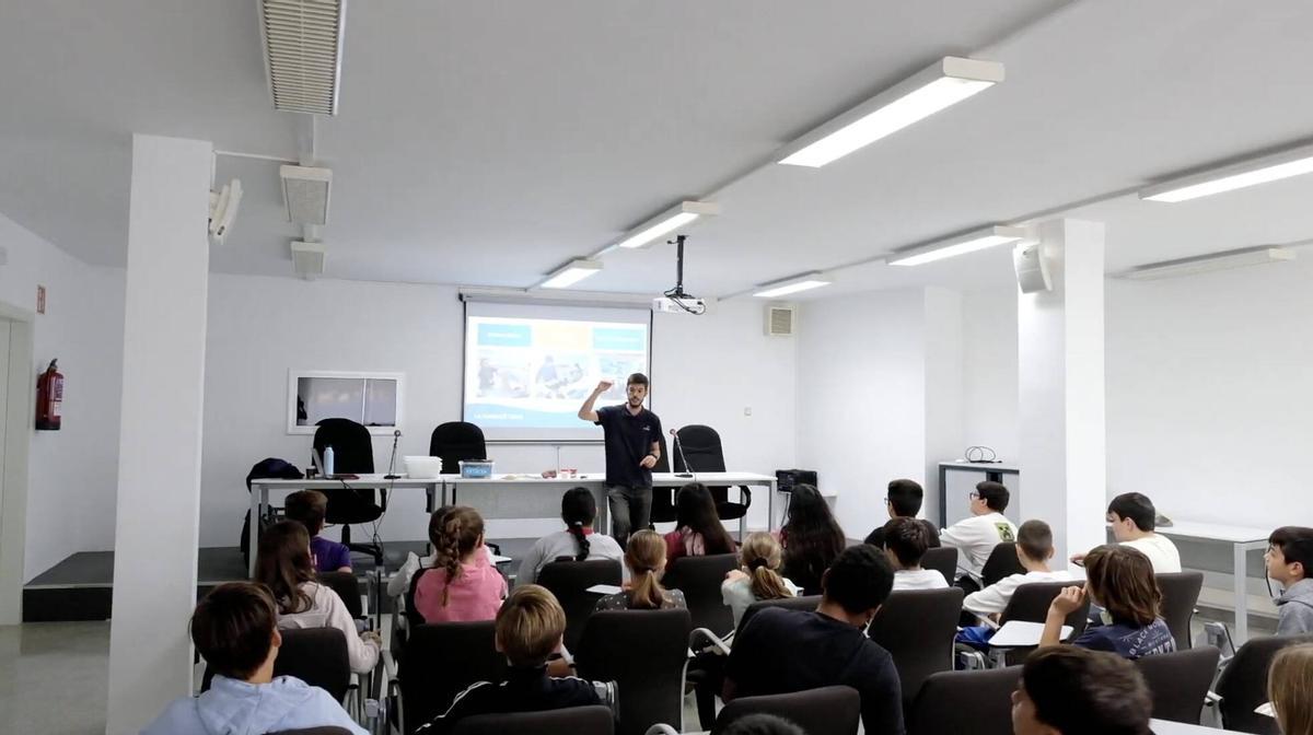 Una de les xerrades als centres educatius.