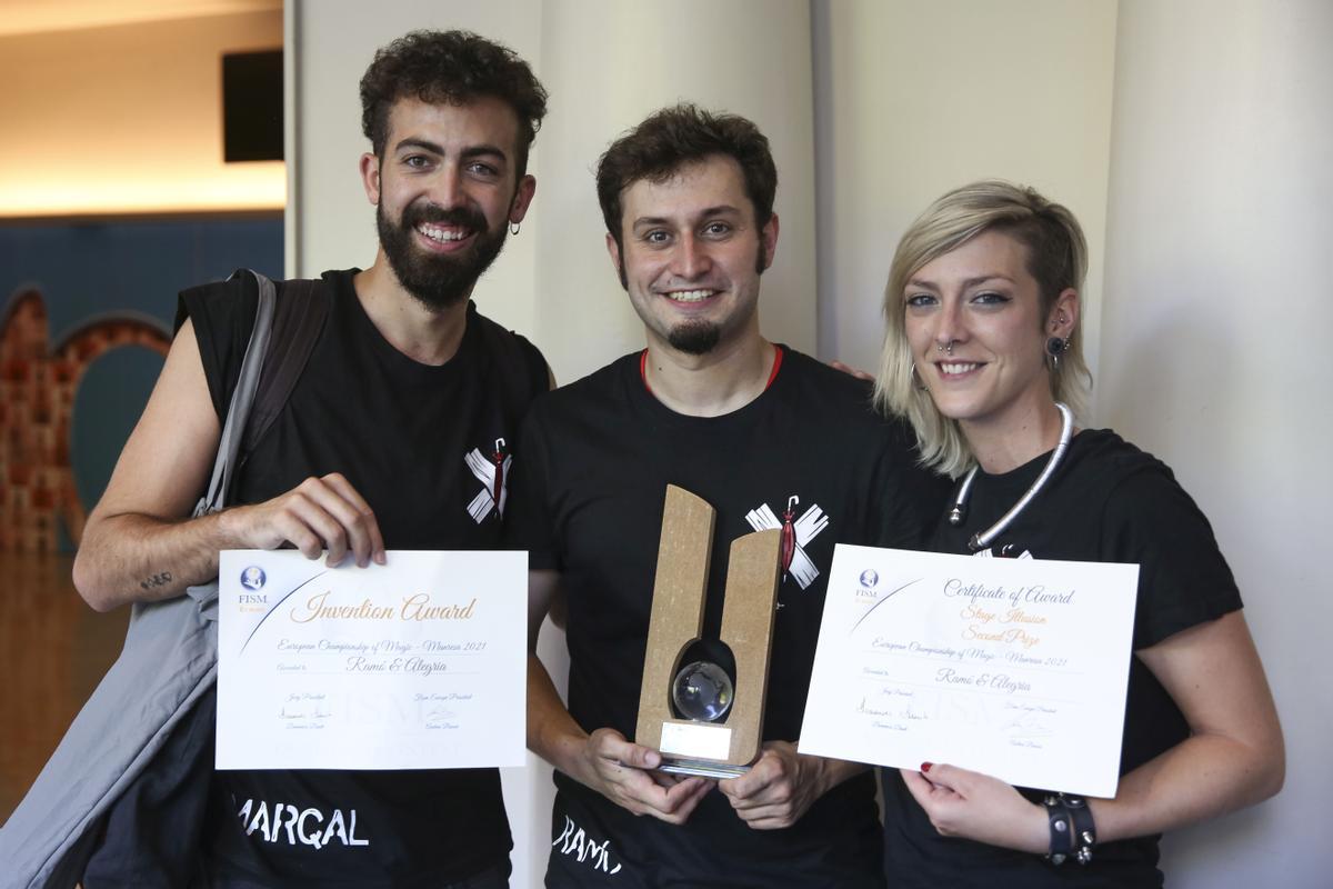 Marçal Font, Ramó y Alegria muestran sonrientes los dos premios conseguidos con su número Instamorphosis.