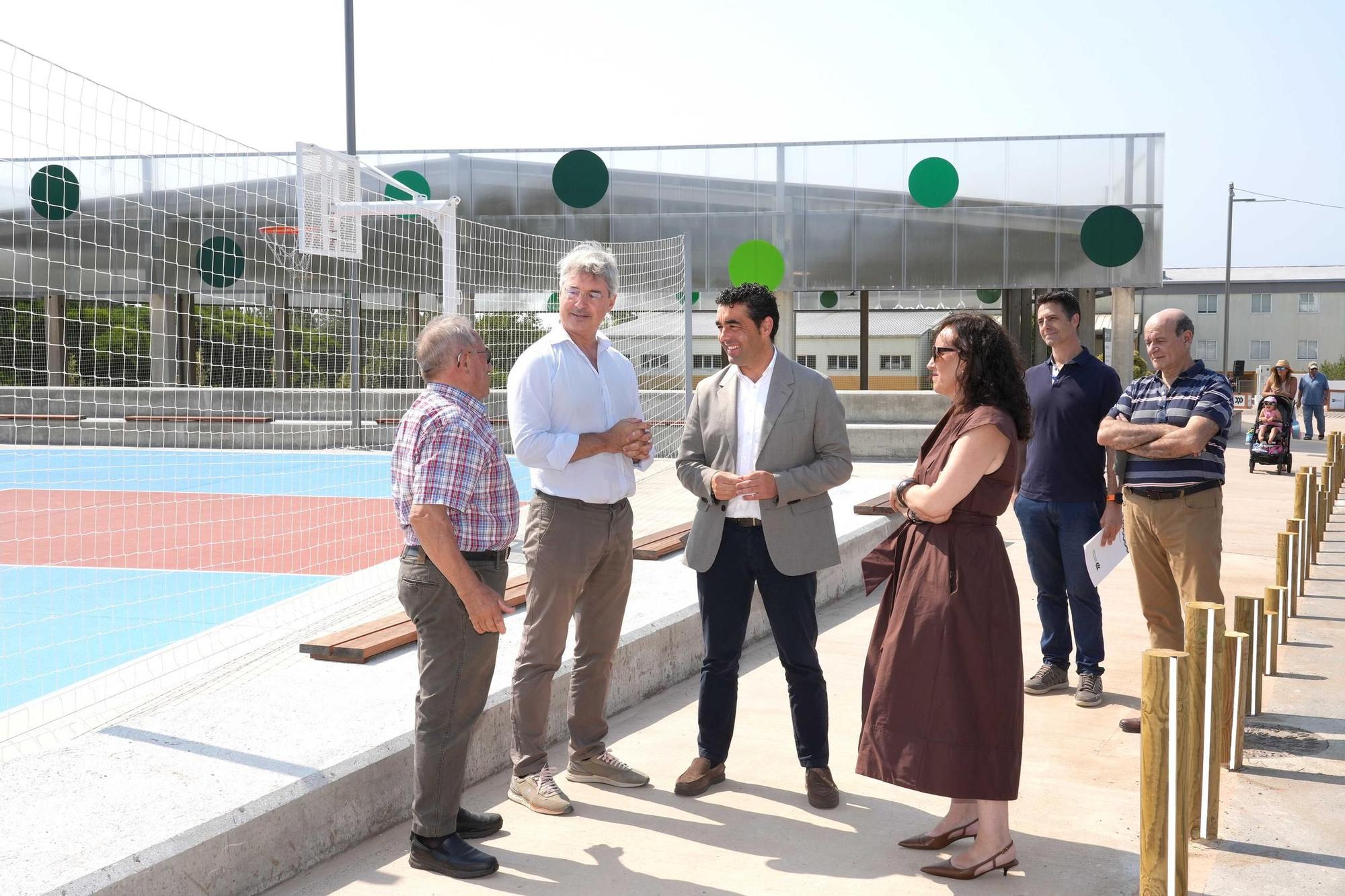 Representantes de la comunidad de montes, el Concello y la Diputación, en el nuevo complejo polideportivo.