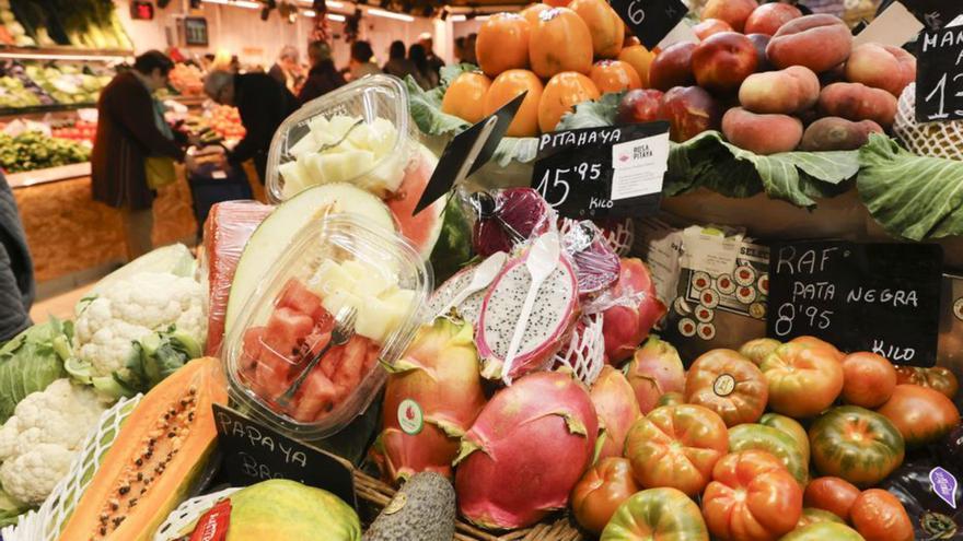 Un puesto de verduras en el Mercado Central de Alicante. | PILAR CORTÉS