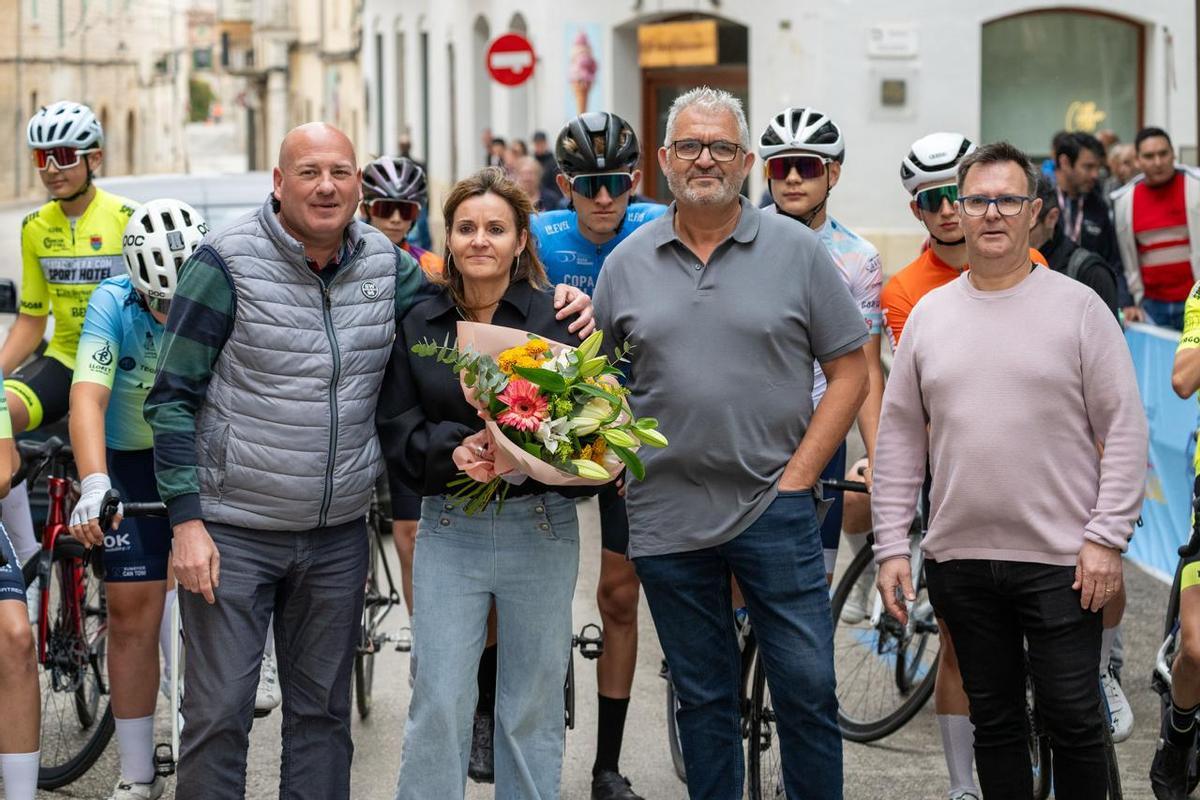 Los familiares de Toni Gomila y el alcalde, antes de la salida