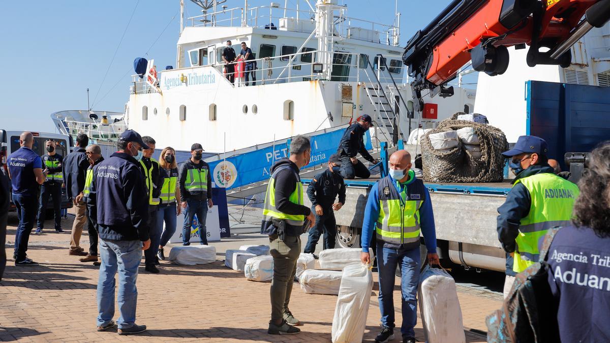 Desembarcan en Vigo las dos toneladas de cocaína incautadas en un velero en el Atlántico