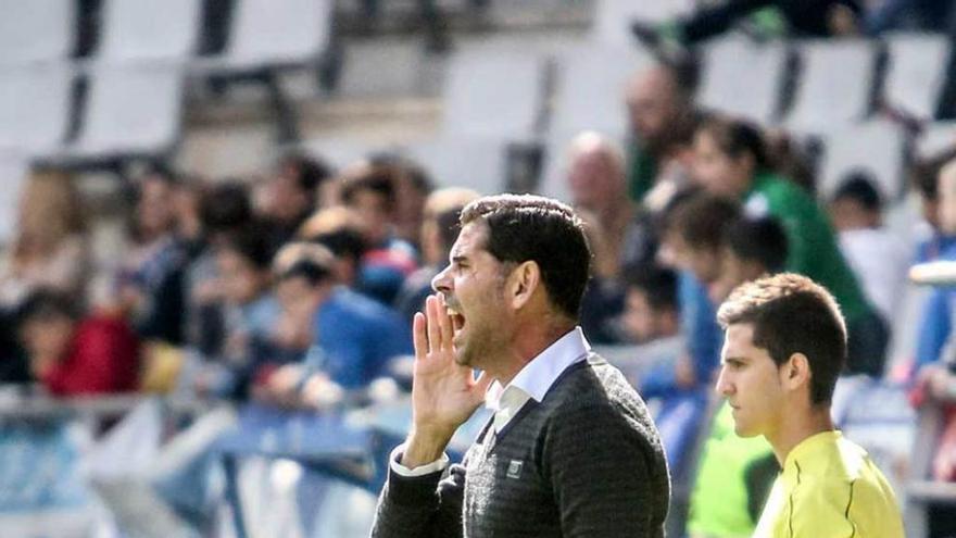 Fernando Hierro, dando instrucciones a su equipo.