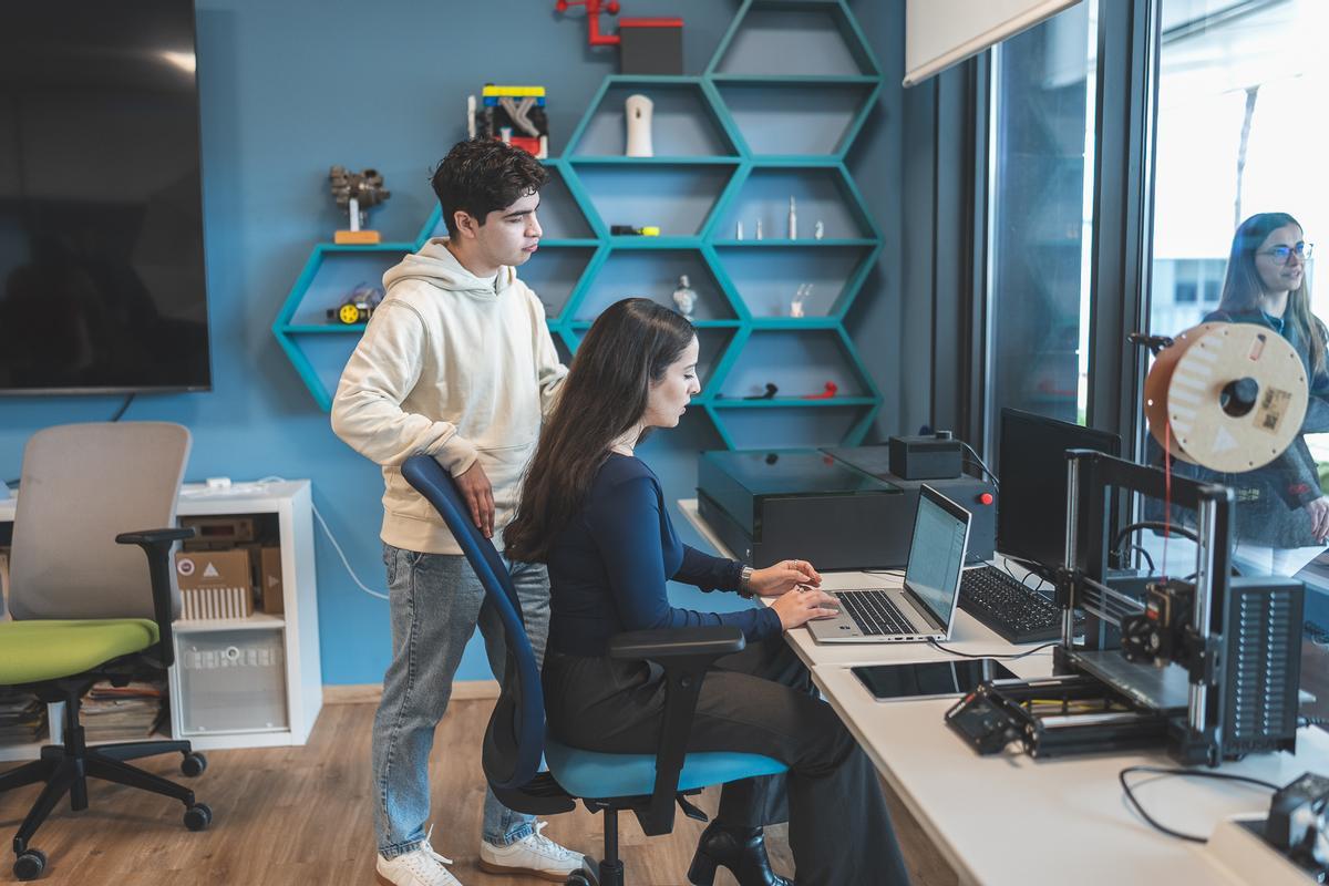 La aulas de Loyola están preparadas con medios y materiales tecnologícos de primer nivel, para darle al alumno el conocimiento técnico que hoy demanda el mercado laboral.