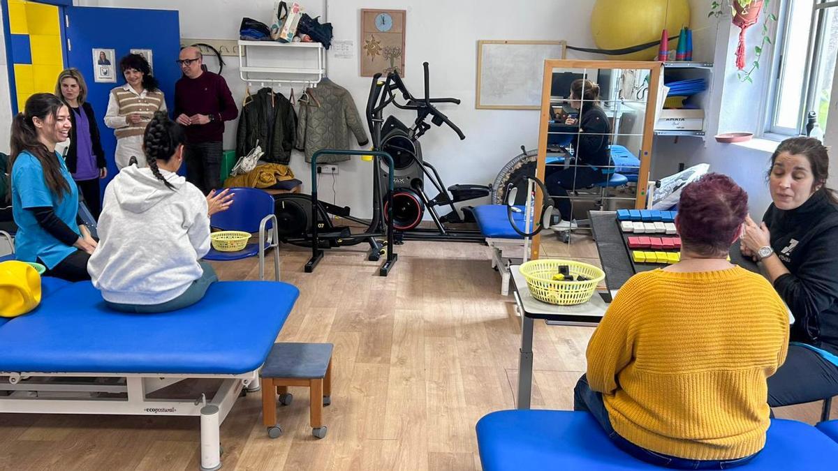 El concejal de Servicios Sociales, Óscar Valero, conoce las instalaciones del centro pionero que atiende a usuarios ondenses.