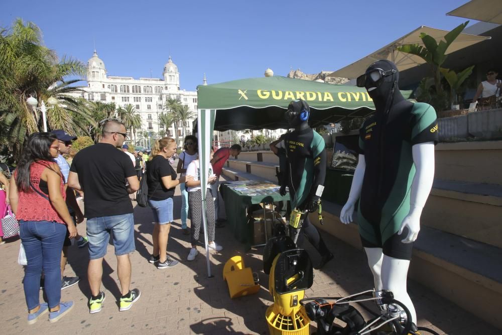 Un momento de la jornada de puertas abiertas de la Guardia Civil.