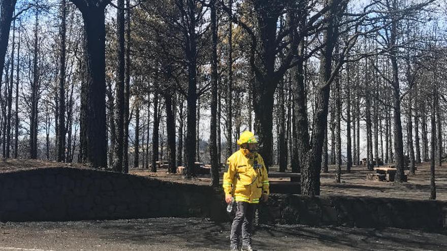 Un bombero en los Llanos de Ana López tras el incendio en Tejeda.