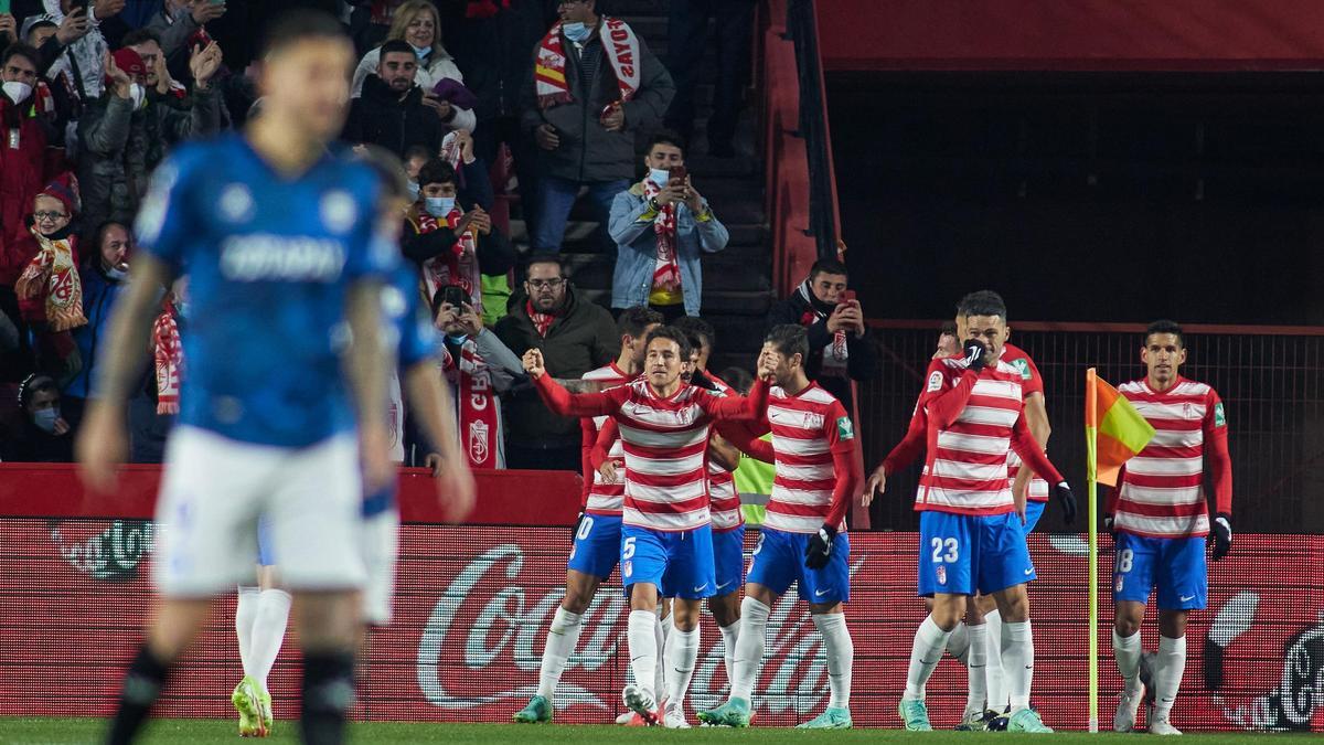 Los jugadores del Granada celebran el gol de Antonio Puertas.