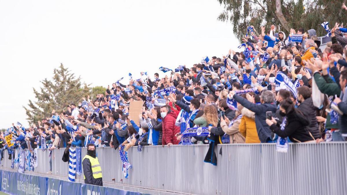 La grada visitante, llena de aficionados del Deportivo ayer en el Cerro del Espino. |  // LOF