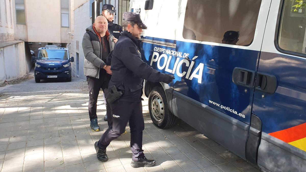Traslado del detenido 14 veces en Alicante por no pagar en bares y restaurantes.