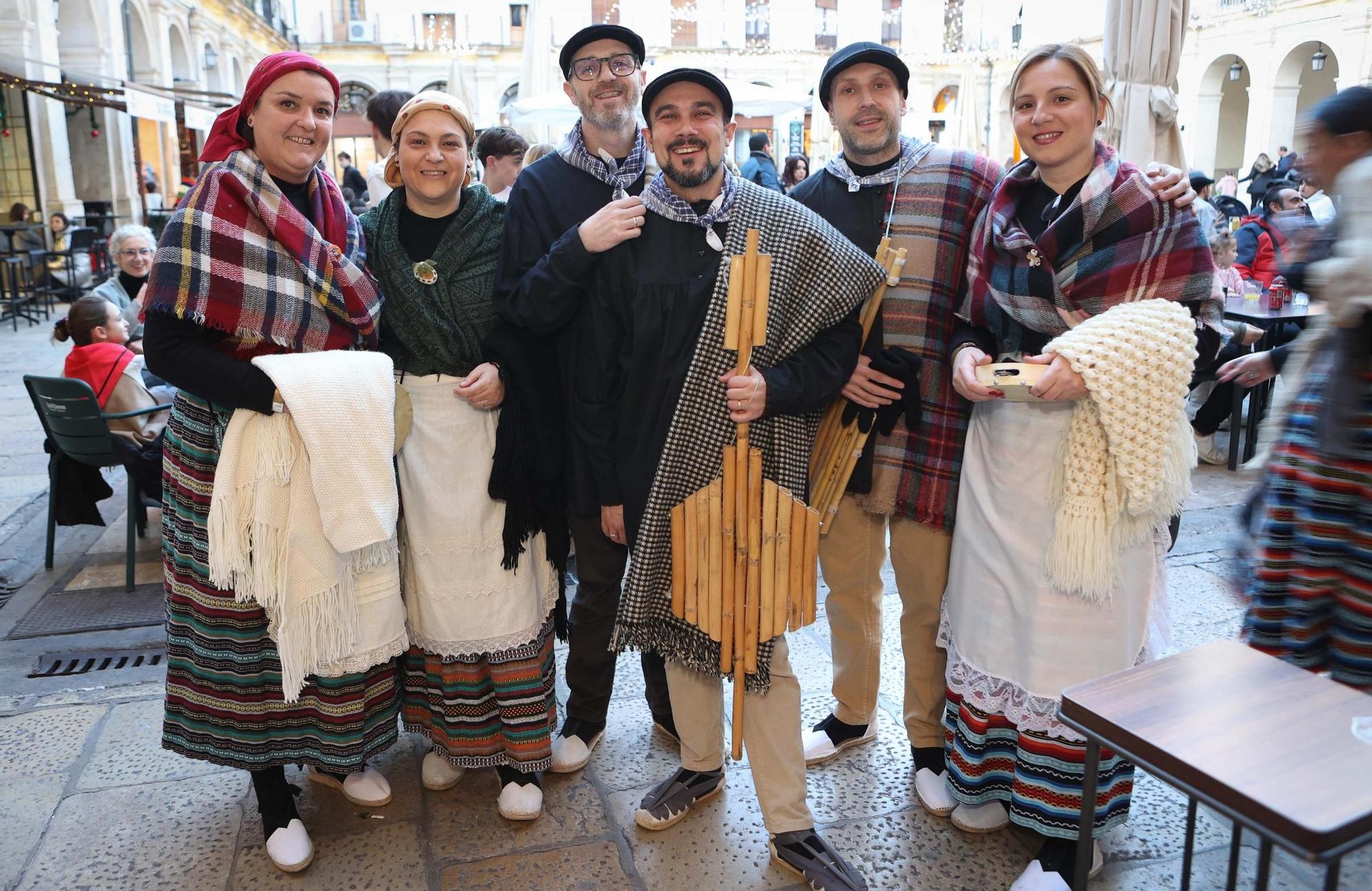 El Embajador Real y la entrega de cartas a las burritas llenan de ilusión las calles de Alcoy