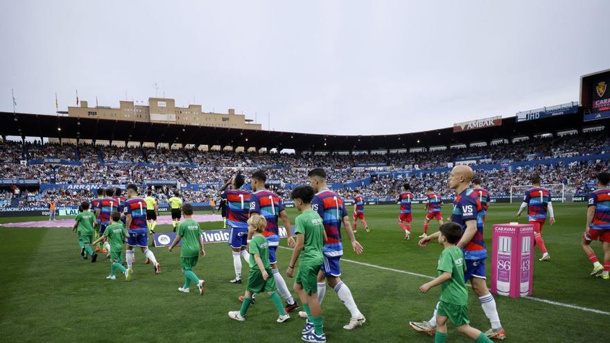 Los jugadores del Real Zaragoza salen al terreno de juego para disputar el partido frente al Espanyol el pasado domingo.