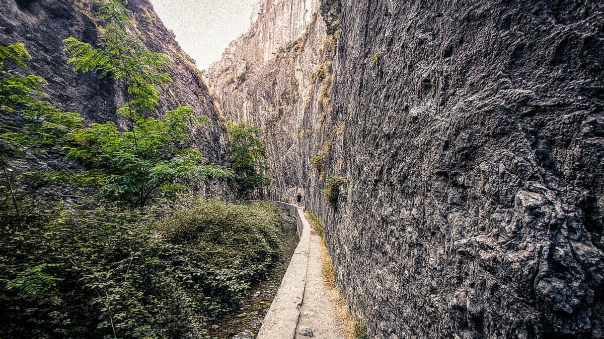 Con el avance de la ruta, el paso se vuelve estrecho junto al río