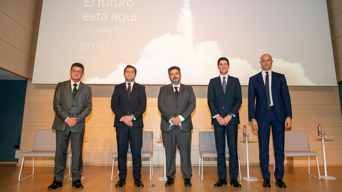 Toni Cabot, director del Club INFORMACIÓN y Alejandro Haligua, director de zona Alicantre de BBVA, junto a los tres ponentes del evento: Álvaro Manteca, Ignacio Vispo y Ximo Raga. / RAFA ARJONES