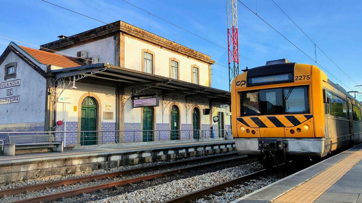 Un tren de Comboios de Portugal a su paso por Vila Nova da Cerveira. |  V. C.