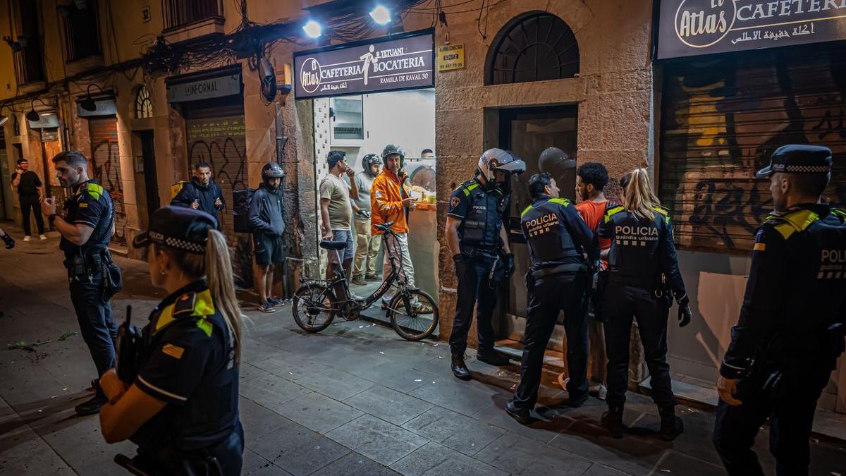 Un momento del patrullaje de madrugada de la Guardia Urbana de Barcelona.