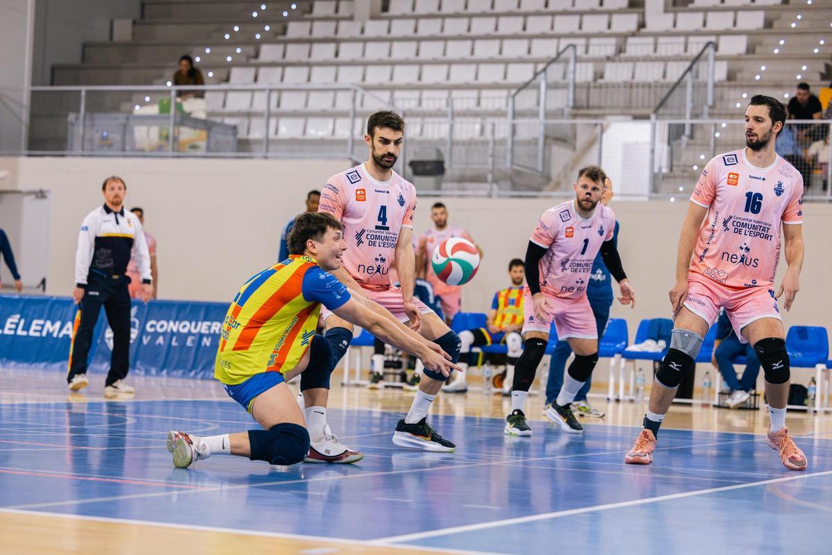 Javier Mengod recibe durante un partido de Superliga.