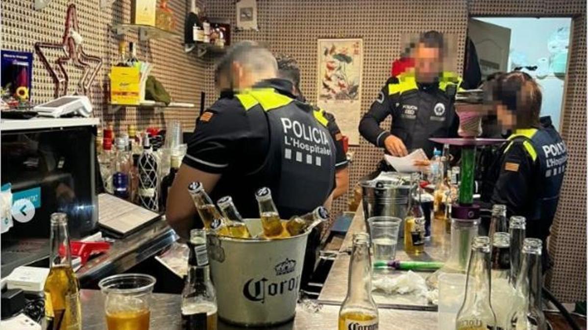 Inspección de la Guardia Urbana de L'Hospitalet en un bar del barrio de la Torrassa.