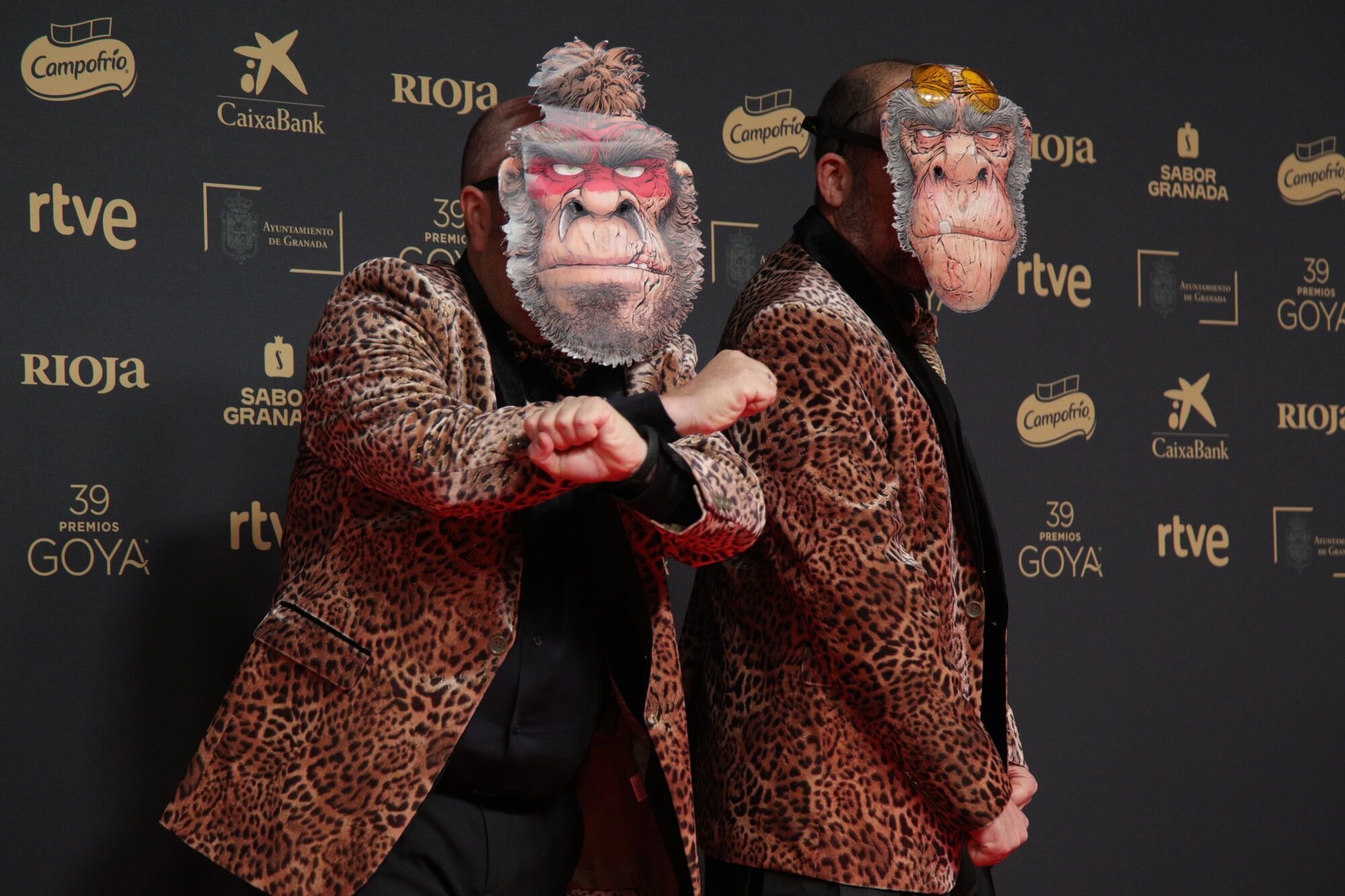 FOTODELDÍA  GRANADA, 08/02/2025.- Los creadores del corto 'WAN' Carlos Ayerbe (i) y Víctor Monigote posan durante la alfombra roja de la 39 edición de los Premios Goya de la Academia de Cine que se celebra este sábado en el Palacio de Congresos y Exposiciones de Granada. EFE/ Pepe Torres