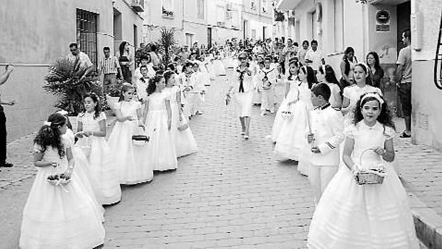 Un grupo de niños y niñas, ayer en la procesión del Corpus Christi celebrada en Mula