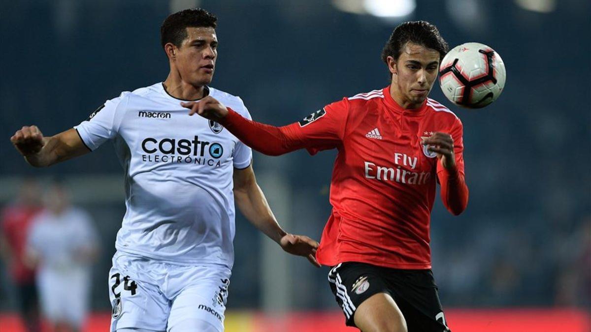 Joao Félix intenta controlar un balón ante Osorio