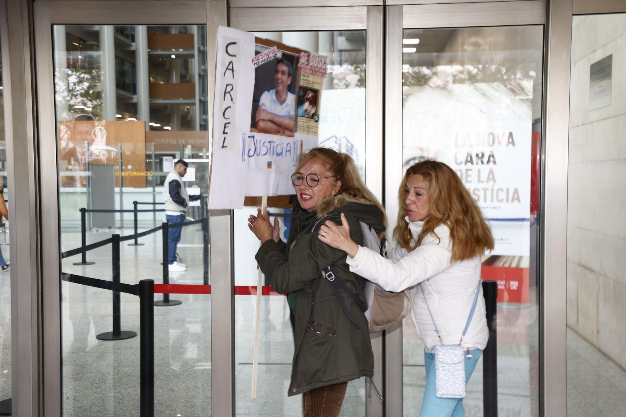 Todas las imágenes de la llegada de Pradas y Argüeso para declarar como imputados por la gestión de la dana