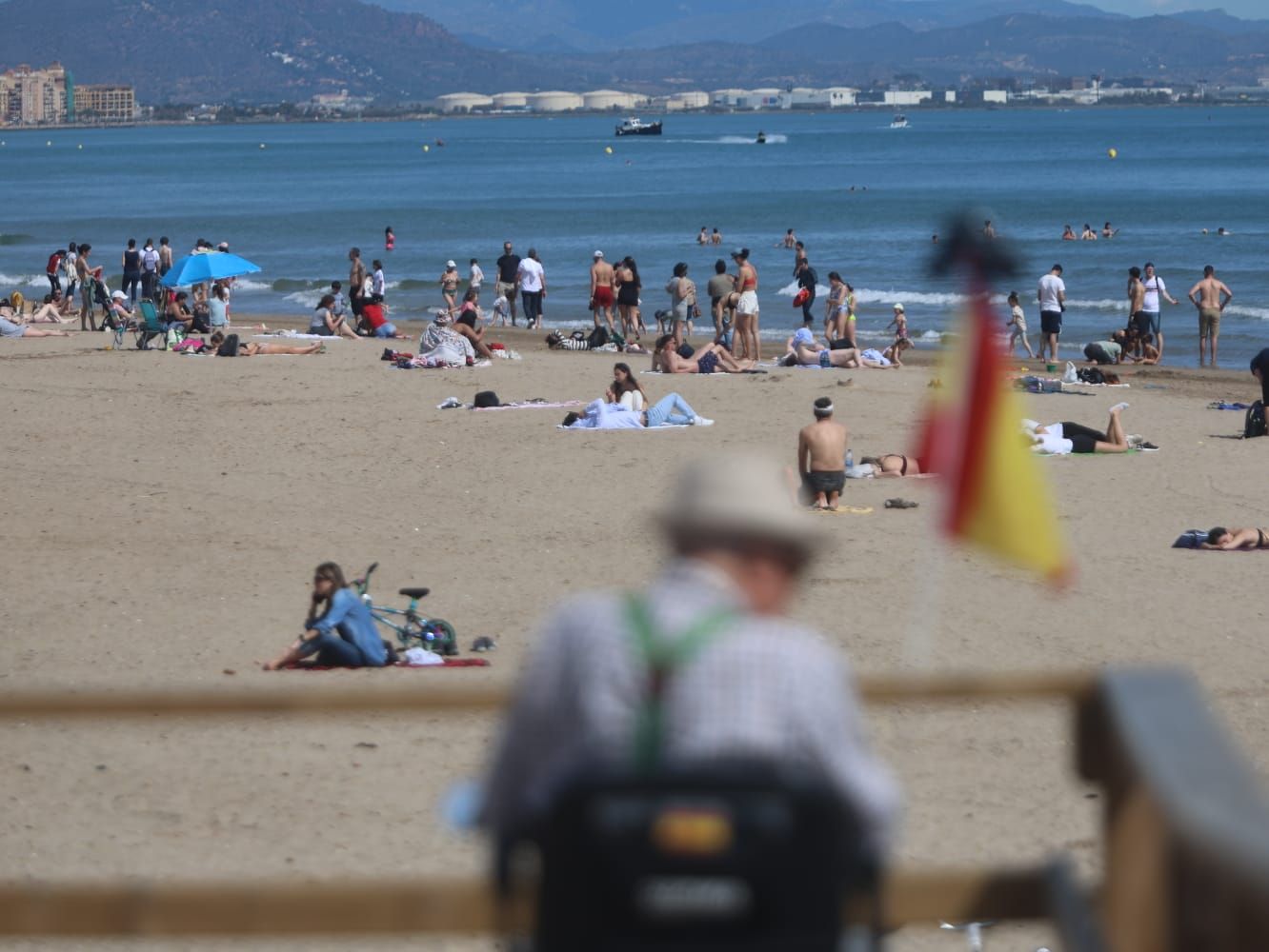 Primeros chapuzones del año en un domingo de sol y playa