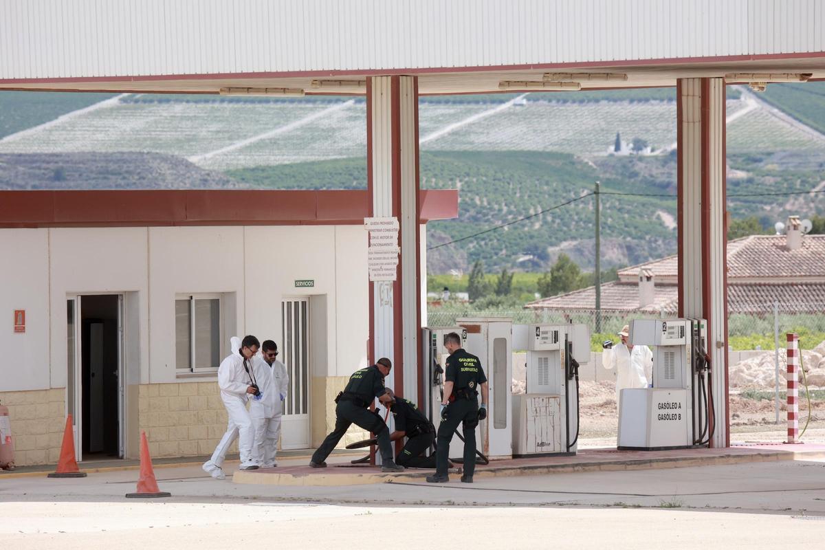 Investigadores de la Guardia Civil, en la nave de Librilla donde se busca a los dos amigos desaparecidos.