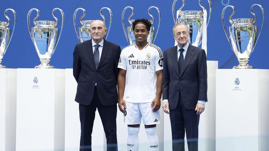 Endrick junto al presidente del Real Madrid Florentino Pérez y al presidente de honor, José Martínez Pirri durante su presentación como jugador del Real Madrid el 27 de julio de 2024
