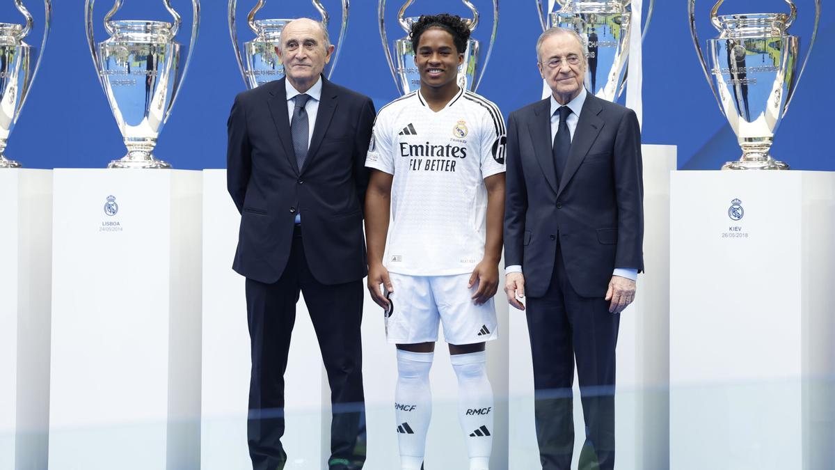 Florentino Pérez y Pirri, en la presentación oficial de Endrick como futbolista del Real Madrid