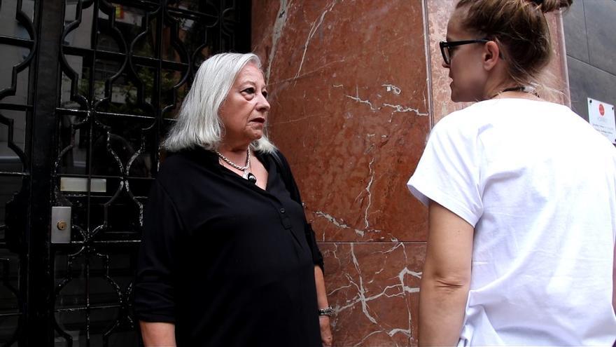 Una vecina del inmueble de Alcoy donde se produjeron los hechos conversa con una joven sobre lo ocurrido, este miércoles.