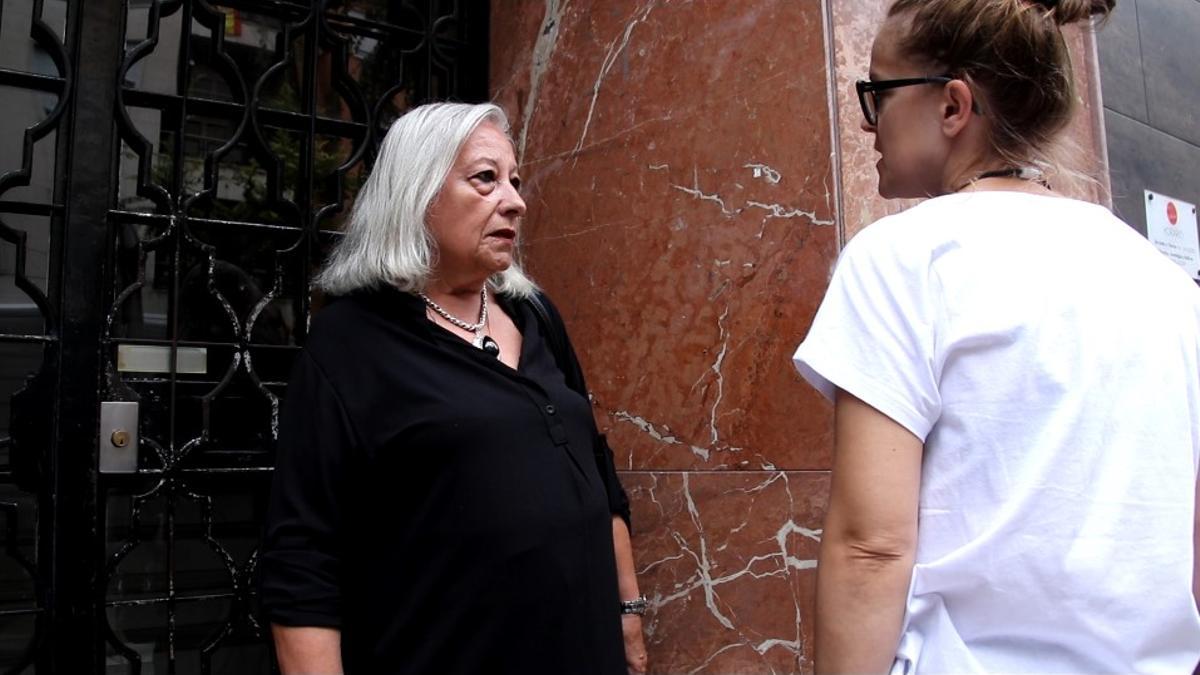 Una vecina del inmueble de Alcoy donde se produjeron los hechos conversa con una joven sobre lo ocurrido, este miércoles.