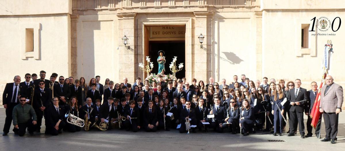Los integrantes de la banda de Benifaió en una imagen conmemorativa del centenario.
