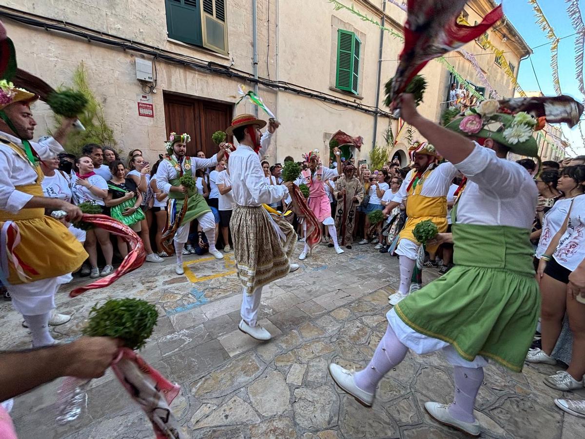 Los Cossiers llenan de color y aroma de 'alfabaguera' las calles de Montuïri.