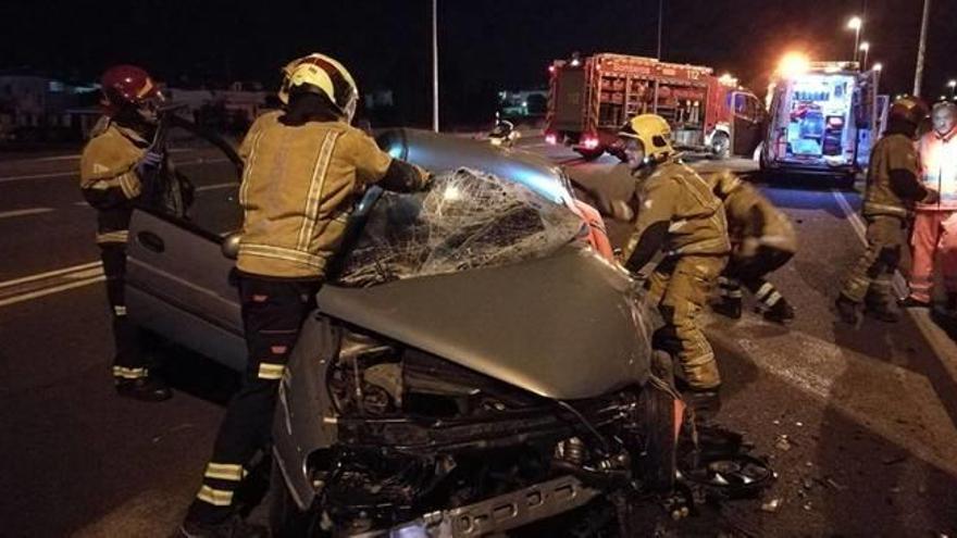 Los bomberos tuvieron que excarcelar al conductor del turismo quitando el techo pues se encontraba atrapado entre los hierros.