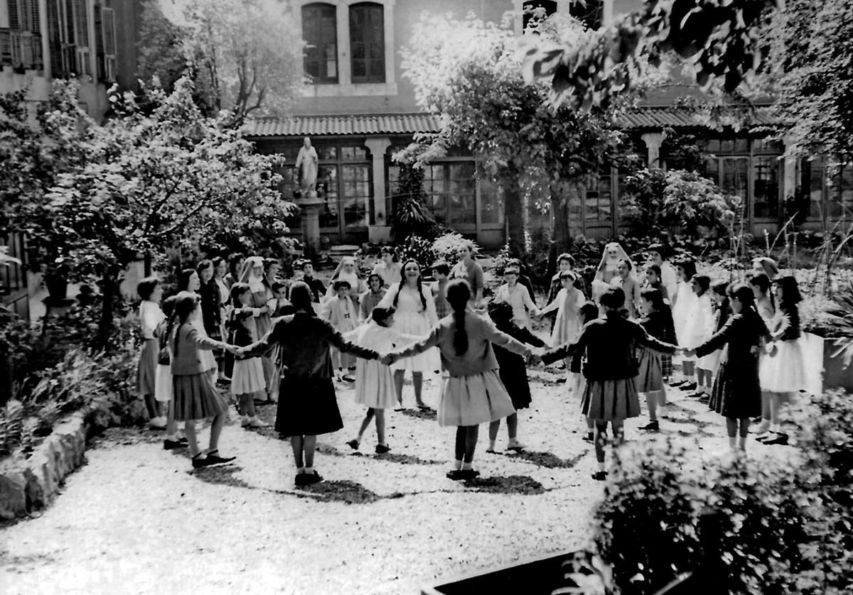 Un grup de nenes jugant al pati del convent