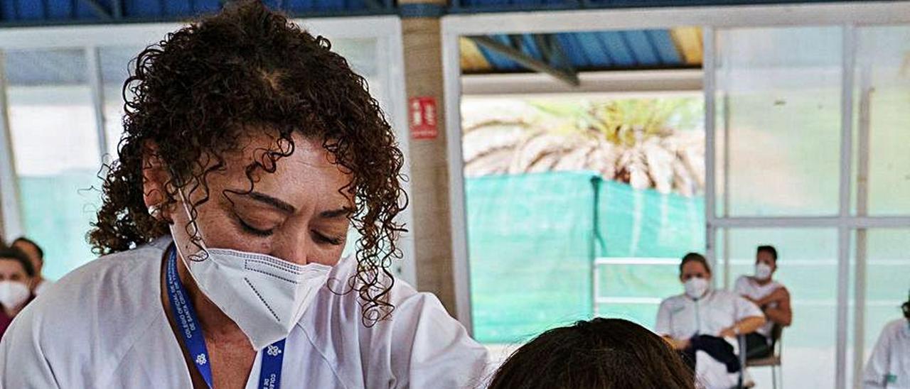 Personal sanitario durante la vacunación contra el virus en Tenerife.