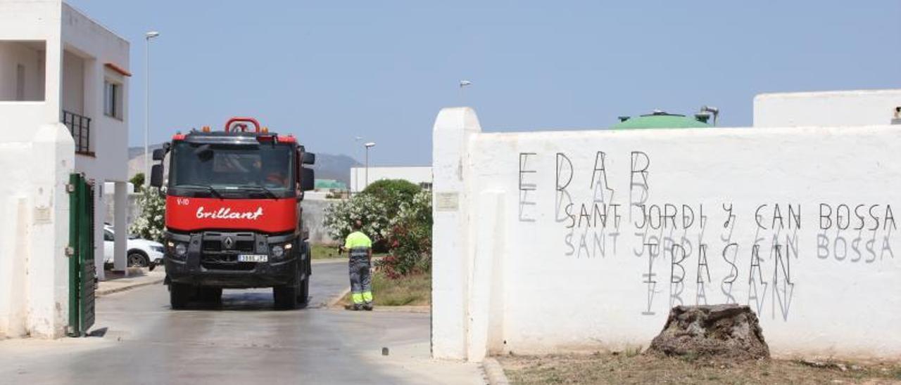 Un camión sale de las instalaciones de la depuradora de Can Bossa, en ses Salines. | J. A. RIERA