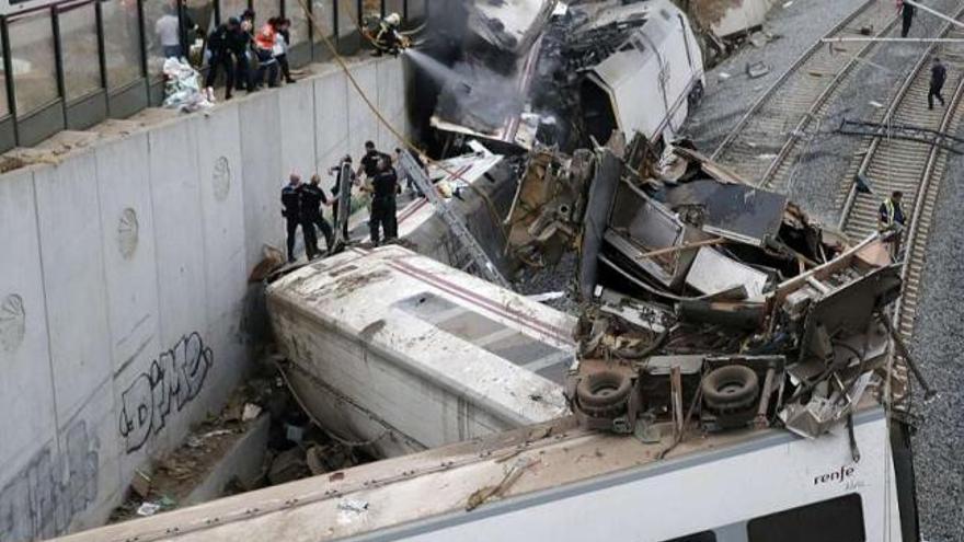 Vagones del convoy siniestrado sobre la vía del tren. / lavandeira jr.