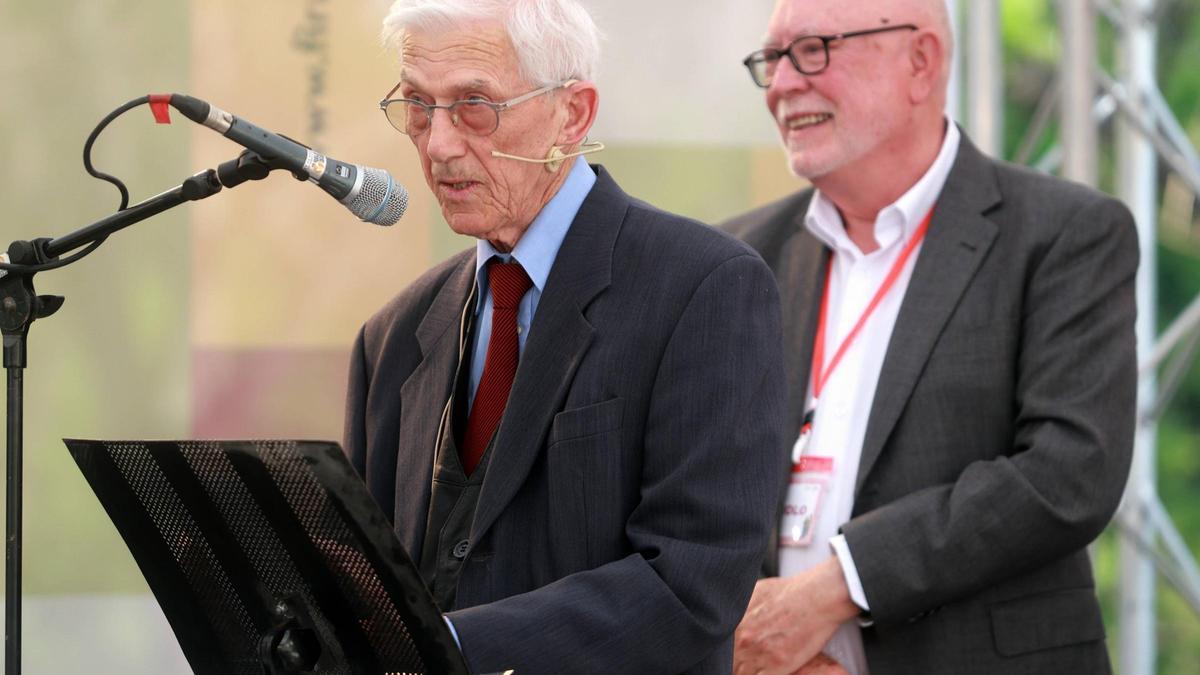 Theodor Kallifatides, en la Fira del Llibre. Detrás, Manolo Gil, director de la Fira.