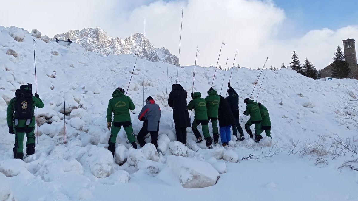 Los agentes han utilizado sondas para rastrear bajo la densa capa de nieve