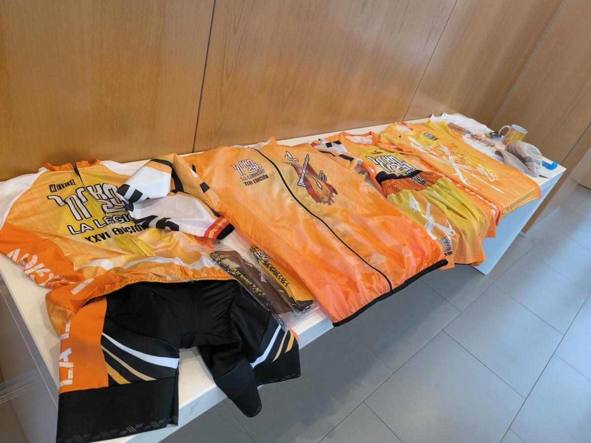 Camisetas y equipo que se entregan a los participantes de la prueba.