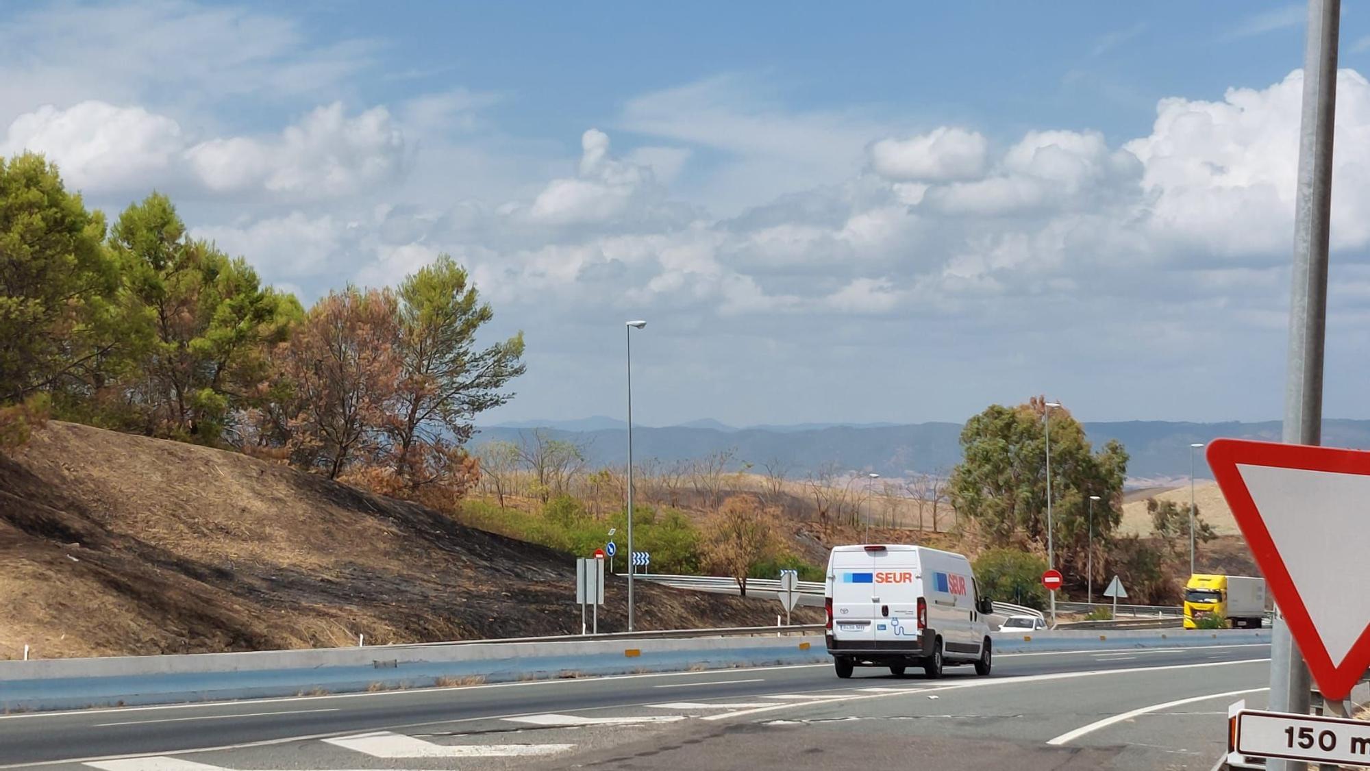Zona afectada por el fuego en el margen de la autovía A 4 a la altura de la Cuesta del Espino, donde ya se circula connormalidad tras la extinción del incendio.