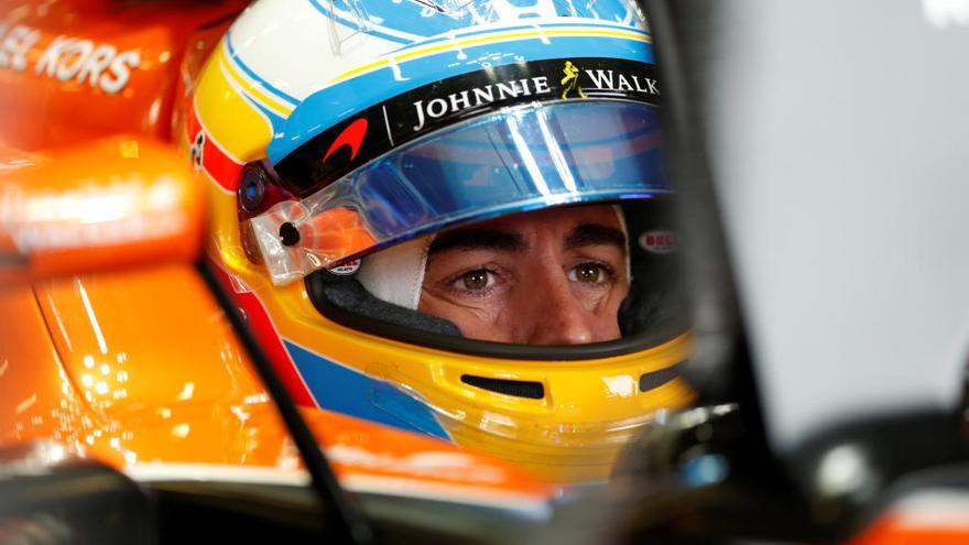 Fernando Alonso, a los mandos del McLaren en Silverstone, en una carrera de la pasada temporada. // REUTERS/Andrew Boyers