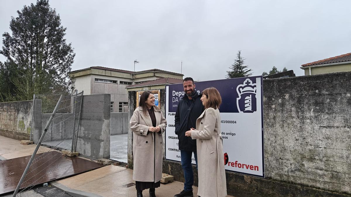 Cristina García, esquerda, Juan José Blanco e Sol Agra no Pino de Val.