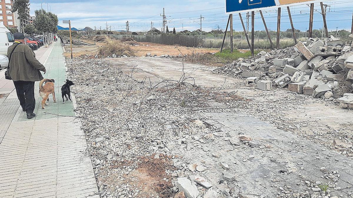 El solar sin uso de la avenida França que va a convertir-se en zona de aparcamiento.