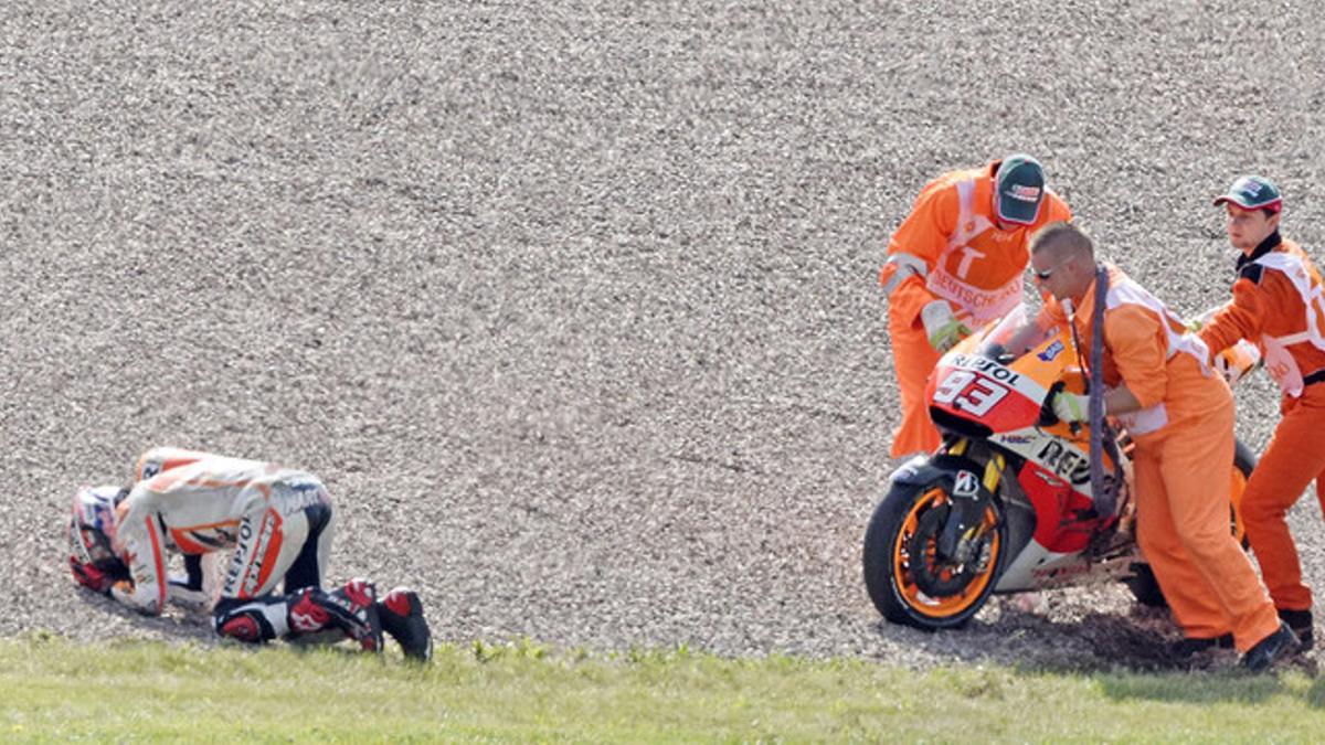 Marc Márquez se lamenta tras sufrir una caída en los entrenamientos libres del GP de Alemania, en Sachsenring